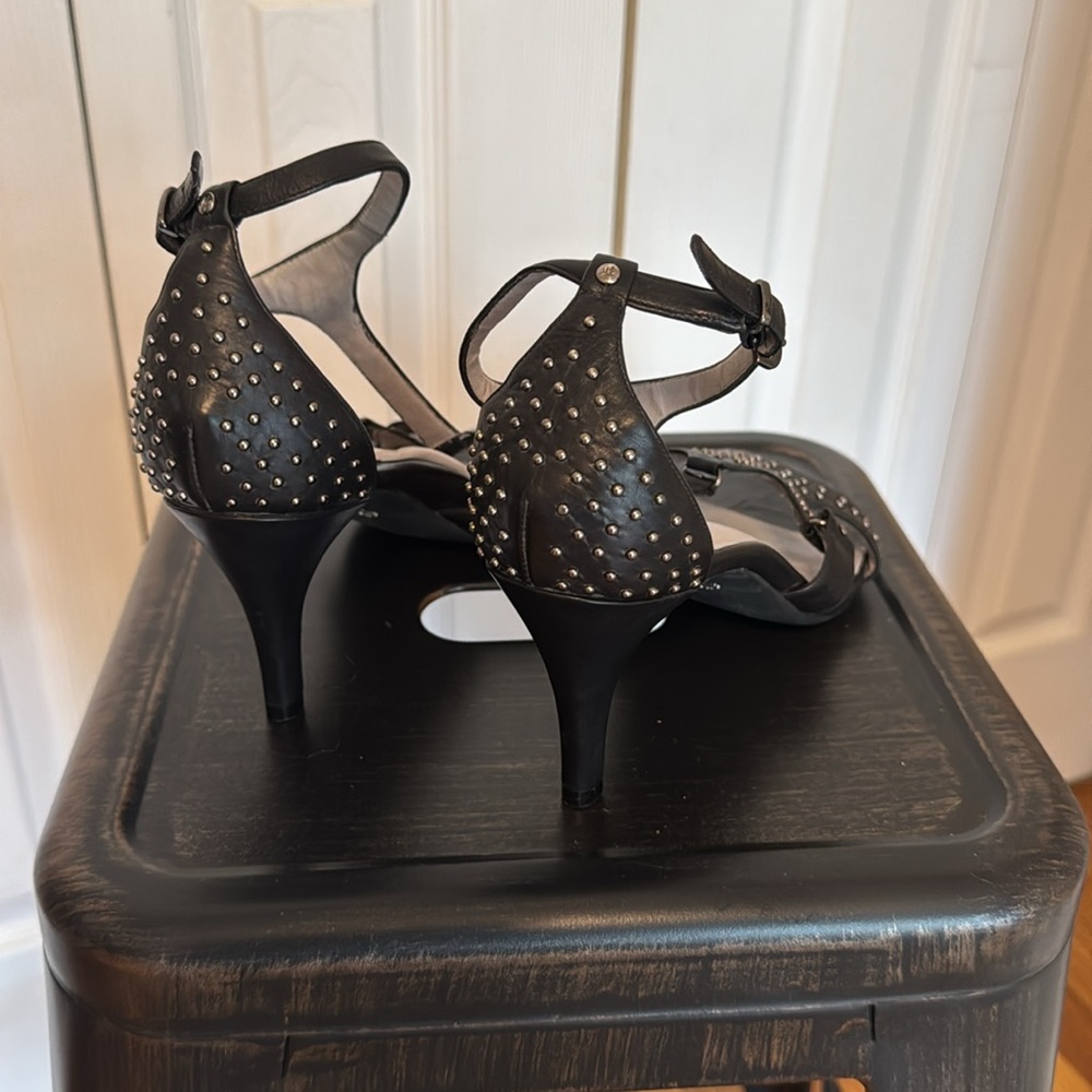 Kenneth Cole women’s black leather studded T-strap sandal size 10, 3.5” heel - Picture 4 of 11